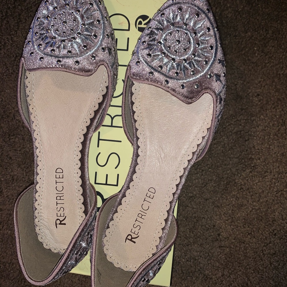 Beautiful flat- perfect for that summer outfit!
